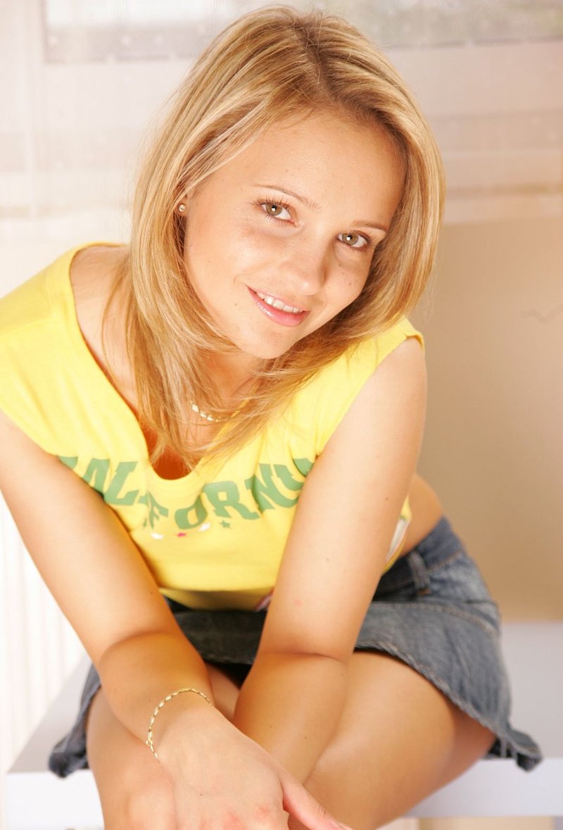 Эмилия, 24 года, 2 размер груди